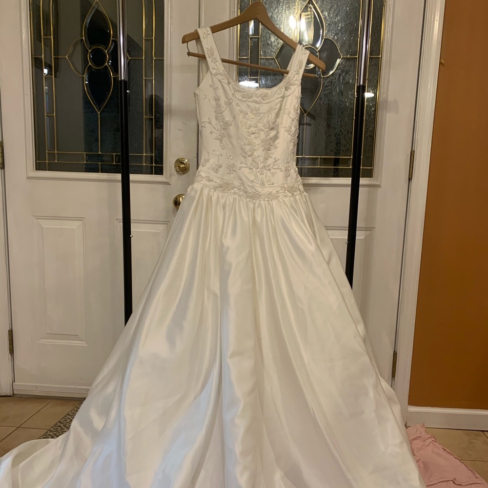 Wedding dress (never worn before)